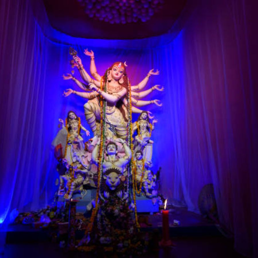 ম্যাল: এখানে কিছু বড় হোটেল এবং রেস্তরাঁ তাদের নিজস্ব উদ্যোগে পুজো করে, যা অনেক সময়ে জনসাধারণের জন্য খোলাই থাকে। পর্যটকেরা এখানে সহজেই অঞ্জলি দিতে পারেন।