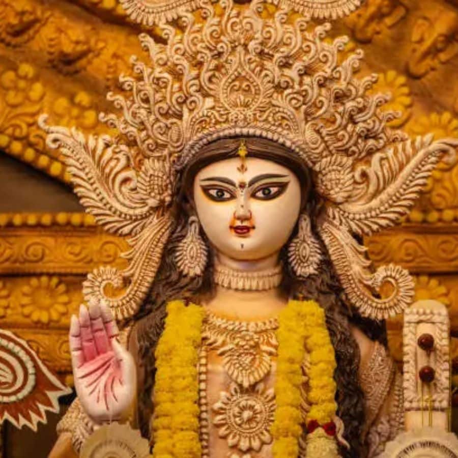 দার্জিলিং গোর্খা পাবলিক লাইব্রেরি: এখানেও একটি ঐতিহ্যবাহী পুজো অনুষ্ঠিত হয়। স্থানীয়দের কাছে এটি একটি গুরুত্বপূর্ণ পুজোর জায়গা। এখানেও অঞ্জলি দেওয়ার জন্য পূর্বনির্ধারিত নিয়মাবলী মেনে চলতে হয়।