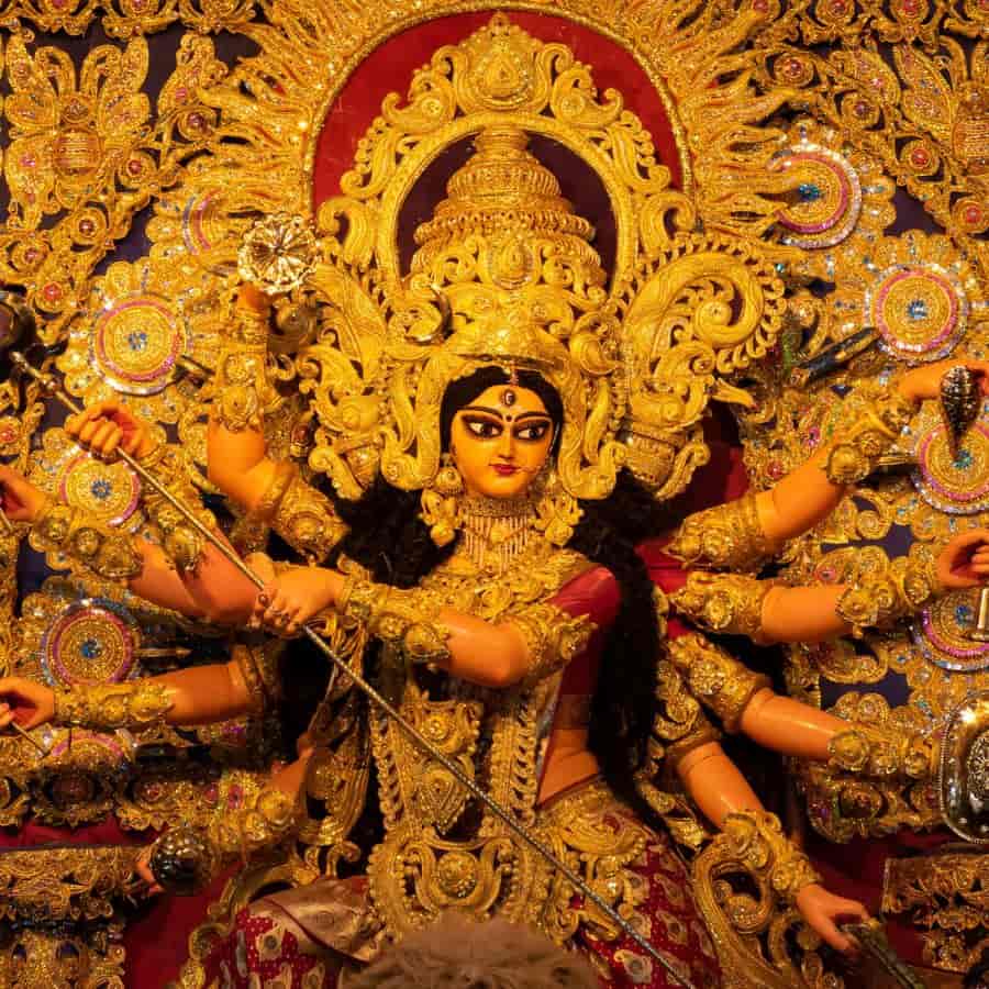 দার্জিলিং এবং ডুয়ার্সের দুর্গাপুজো কলকাতার থেকে একটু অন্য রকমের হলেও, তা কোনও অংশে কম আকর্ষণীয় নয়। পাহাড়ের সৌন্দর্য বা বনের স্নিগ্ধতার মাঝে পুজো দেখার অভিজ্ঞতা কিন্তু সত্যিই অসাধারণ। যাঁরা ভিড় থেকে দূরে, প্রকৃতির মাঝে পুজো উপভোগ করতে চান, তাঁদের জন্য এই দু’টি স্থানই আদর্শ। পুজোর সময়ে বেড়াতে গেলে এই স্থানগুলির দুর্গাপুজো এক নতুন ধরনের আনন্দ এবং শান্তি নিয়ে আসবে।  (এই প্রতিবেদনটি ‘আনন্দ উৎসব’ ফিচারের একটি অংশ।)