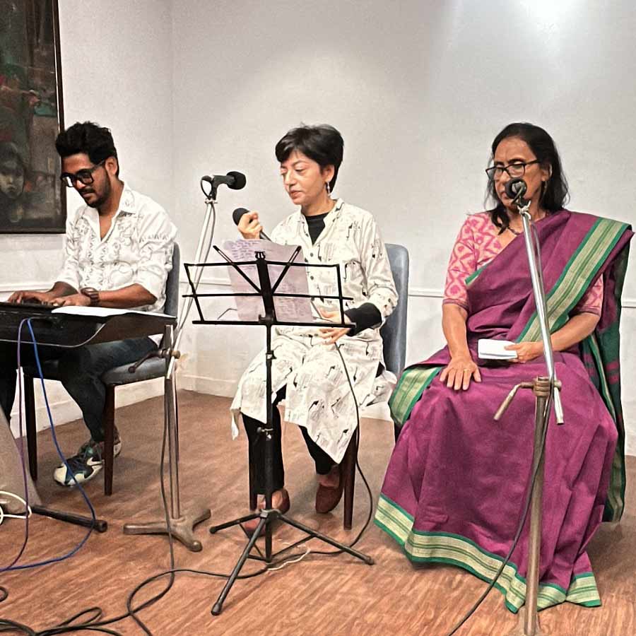 Sujoy Prasad Chatterjee and artists paid tribute to the Indian freedom movement through the Songs of Rebellion event