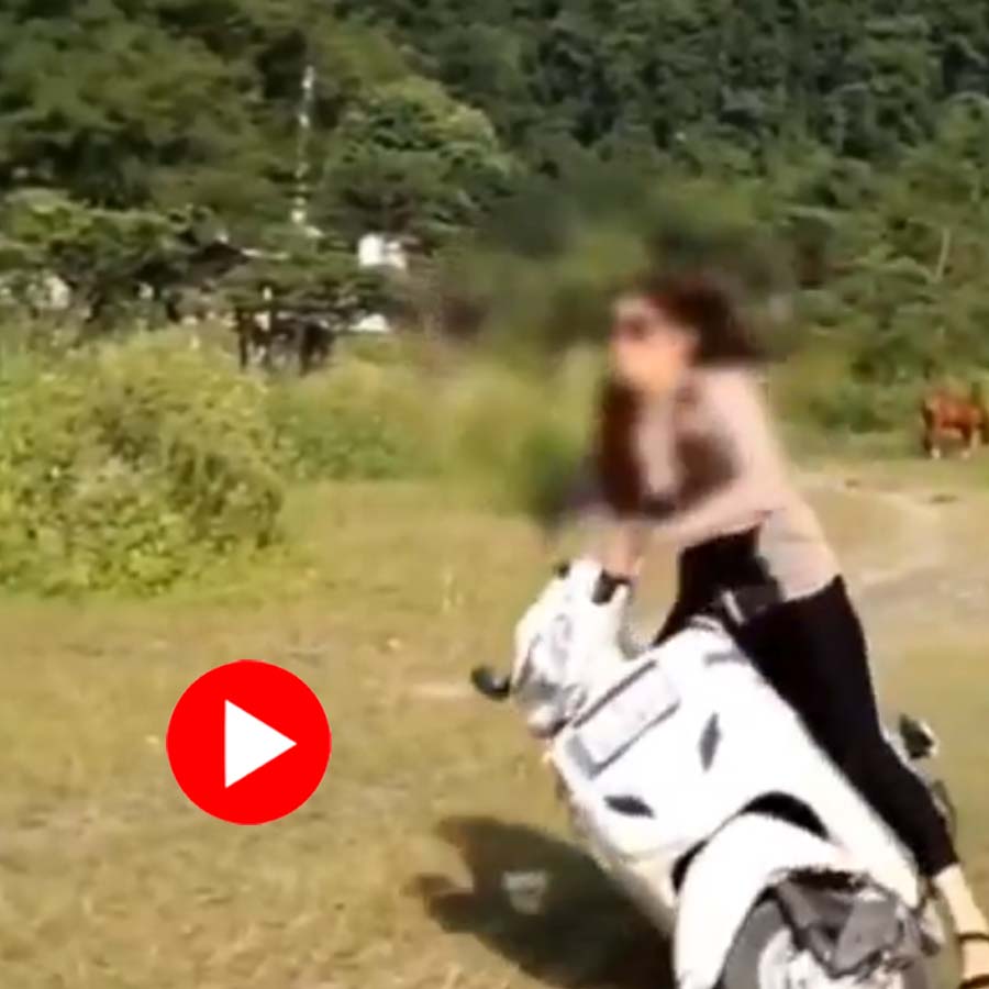 Woman fall from scooty while showing stunt, Uttarakhand police posted video