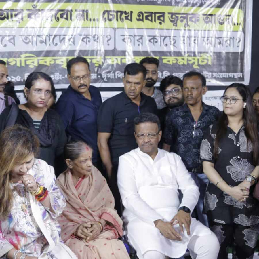 শুক্রবার ইস্ট-ওয়েস্ট মেট্রো করিডরের এক্সপ্লানেড থেকে শিয়ালদহ রুটে মেট্রোর উদ্বোধনের সময় বৌবাজারে প্রতিবাদ ধর্নায় শামিল বৌবাজারের মেট্রো-বিপর্যয়ে ক্ষতিগ্রস্তরা। উপস্থিত ছিলেন মেয়র ফিরহাদ হাকিম।