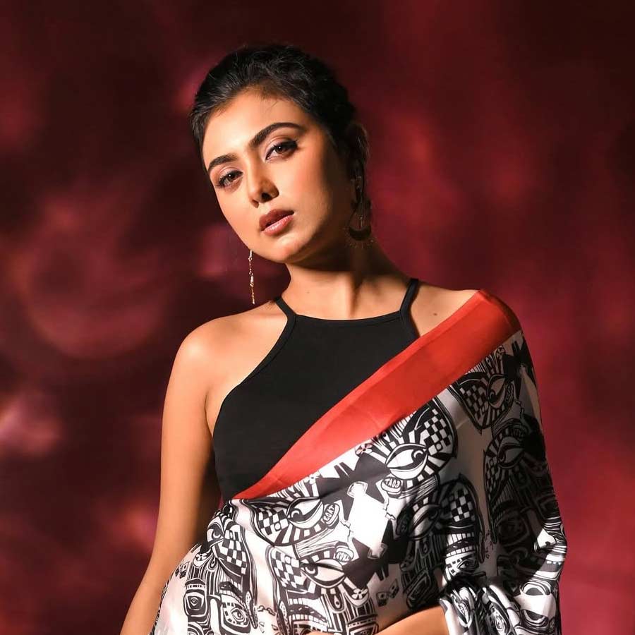 Speculations are actress Idhika Paul will be seen in Kaushik Ganguly next