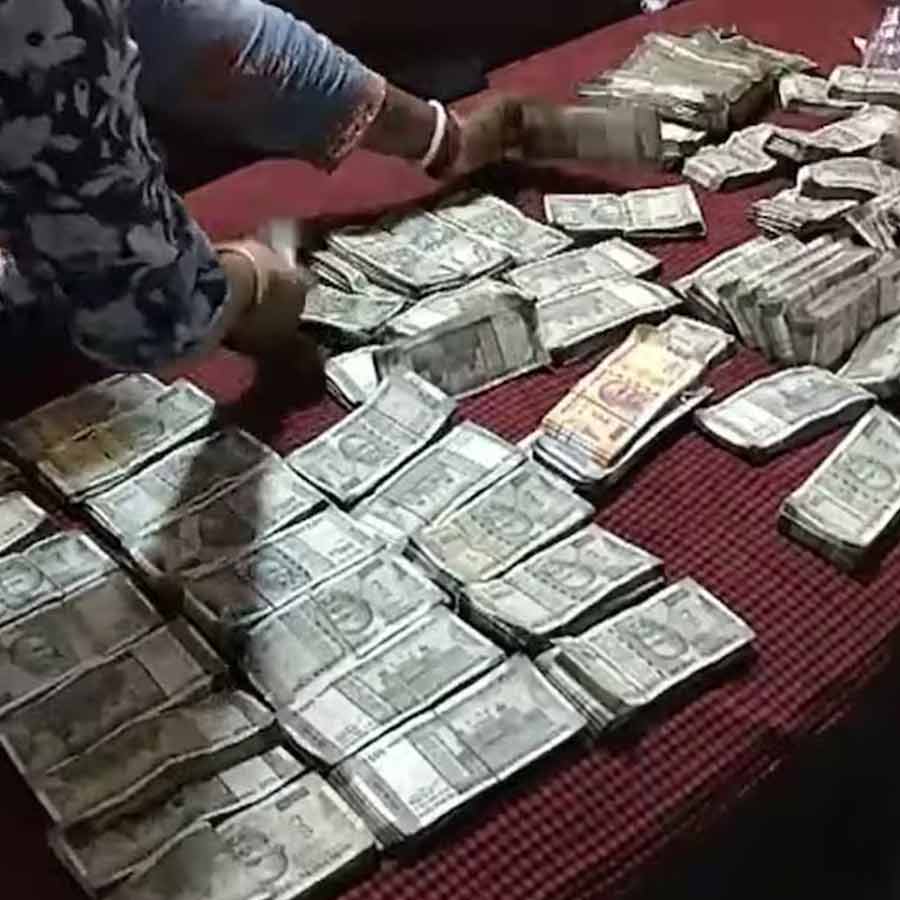 Huge amount of money recovered from the house of Patna engineer dgtl