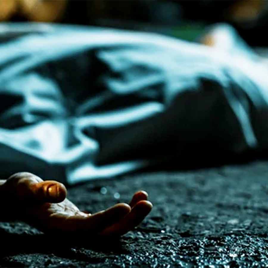 পুলিশ সূত্রের খবর, মৃতের নাম সুকুমার হালদার (৪৫)।
