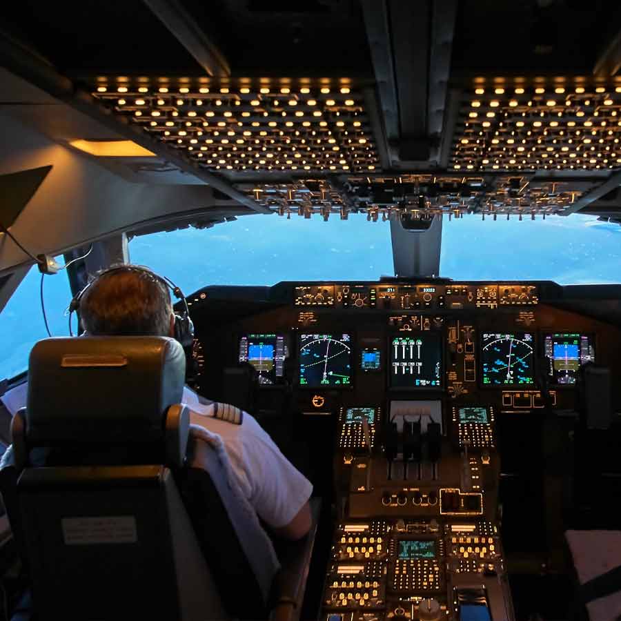 EasyJet Flight Returns to Lyon After Passenger in Delirium Tries to Enter Cockpit dgtl