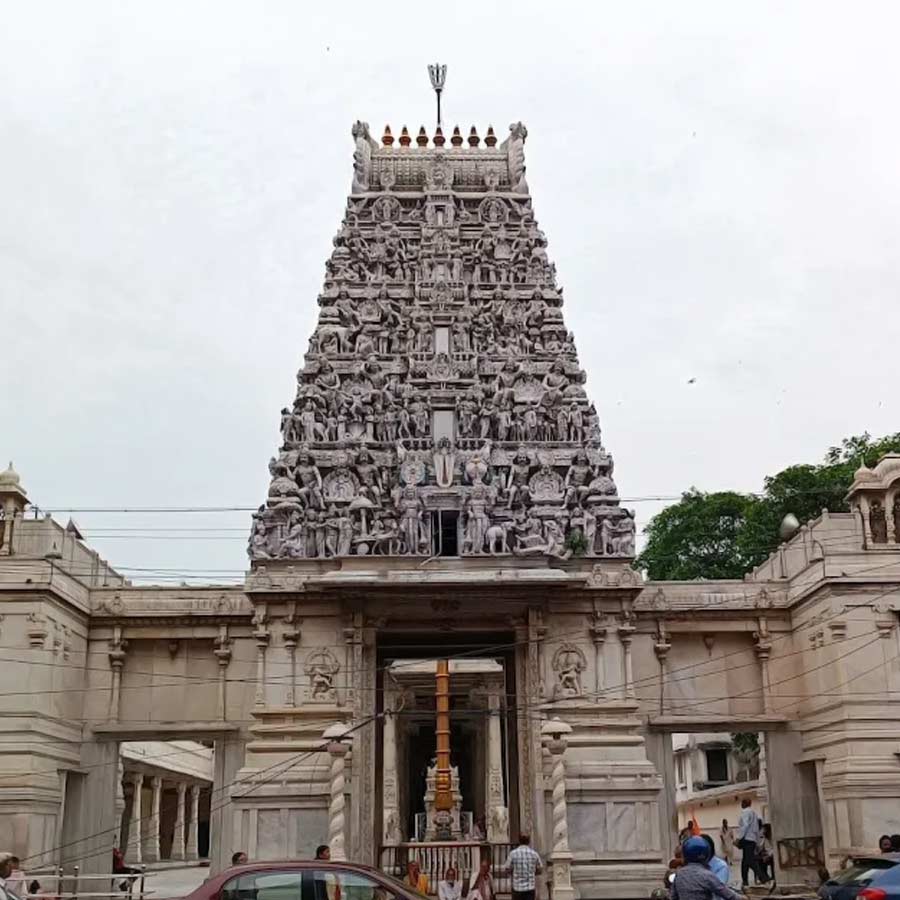 দক্ষিণ ভারতীয় শৈলীতে নির্মিত এই মন্দির রয়েছে কলকাতায়।