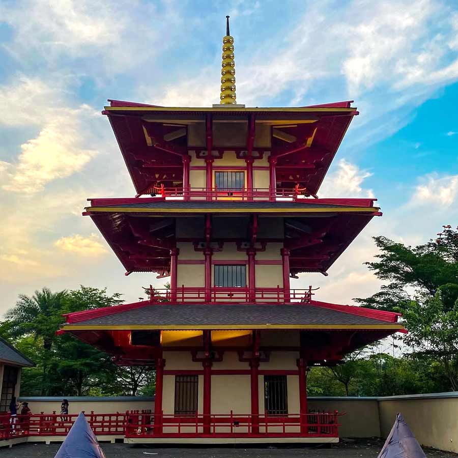 মন্দিরের স্থাপত্য এবং জাপানি ফরেস্টের  সৌন্দর্য মন ভাল করে দেয় নিমেষেই।