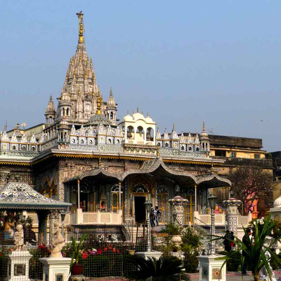 কলকাতাতেই রয়েছে পার্শ্বনাথের মন্দির। অপূর্ব কারুকাজ বিস্ময় উদ্রেক করে।