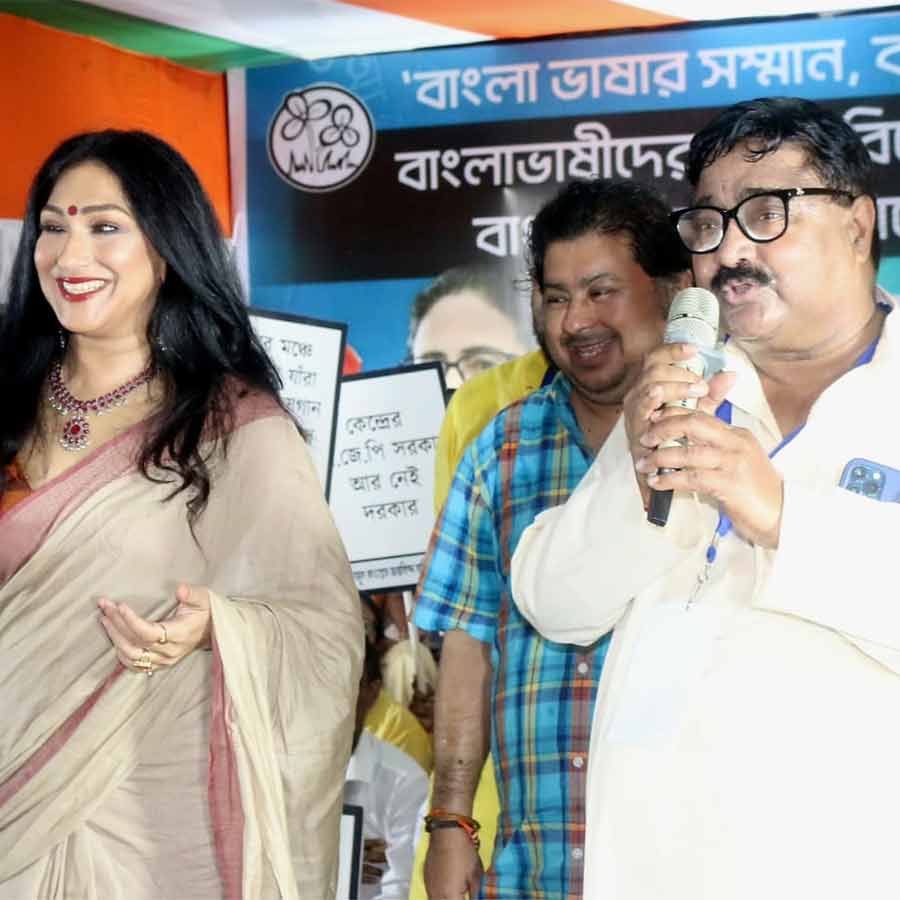 Actress Rituparna Sengupta appeared at the TMC protest stage at the foot of  Mahatma Gandhi statue
