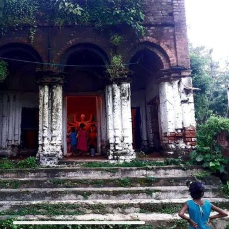 এই গ্রামের এক অদ্ভুত কাহিনি আছে। এখানকার দুর্গামন্দিরটি নাকি কেউ তৈরি করেননি। 