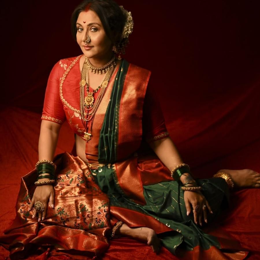 ওয়ার্ল্ড ফ্যাশন ডে’র ভালবাসায়: ফ্যাশনের দুনিয়া মানেই শুধু জমকালো জামাকাপড় নয়, তার সঙ্গে জড়িয়ে থাকে গল্প, সংস্কৃতি, ঐতিহ্য। সেই বুনোটকেই সামনে আনলেন অভিনেত্রী স্বস্তিকা মুখোপাধ্যায়।