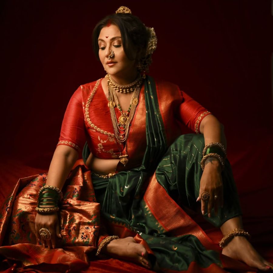 স্বস্তিকা, তাঁর সমাজমাধ্যমে পোস্ট করে লিখলেন, ‘মোহময় রেশ, অপ্সরার বেশ, সাজে সুরে রূপে ধরা মারাঠা প্রদেশ…’। সঙ্গে ছবি, যেখানে শাড়ির গরিমা, গয়নার ছোঁয়া আর মারাঠি আভিজাত্যের মিশেলে যেন ধরা দিয়েছে আলাদা সৌন্দর্য।