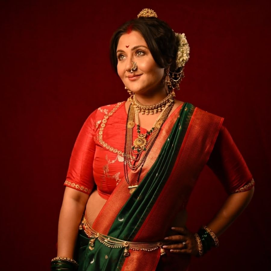 নউয়ারি শাড়ির অপ্সরা সাজ, সঙ্গে নৌকাঠা নাকছাবির ঐতিহ্য। মাথায় টিকলি, গলায় হার, হাতে চুড়ি—এই সাজে লুকিয়ে আছে শক্তি আর সৌন্দর্যের সমান ছাপ।