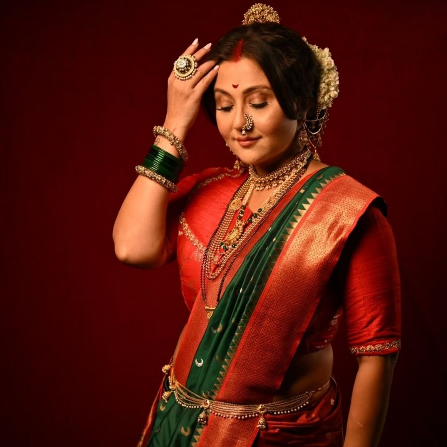 অনুরাগীরা আছেন বাকি তিনটি লুকের অপেক্ষায়। যেখানে প্রতিটি রং, টেক্সচার আর অ্যাক্সেসরিজ় তুলে ধরেছে চলেছে ভারতীয় ফ্যাশনের বৈচিত্র্য।