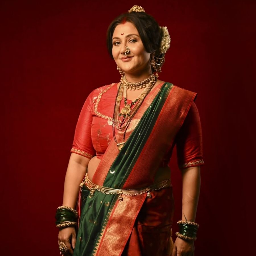 ক্যাপশনের লাইনেই ধরা দিয়েছে, ‘৪ স্টেটস। ৪ লুকস। ১ র‌ানওয়ে—ইন্ডিয়া।’ এই চার রূপে মিশে গেছে দেশের চার কোণের গল্প, যেখানে ফ্যাশন শুধু পোশাক নয়, সংস্কৃতির বাহকও বটে। 