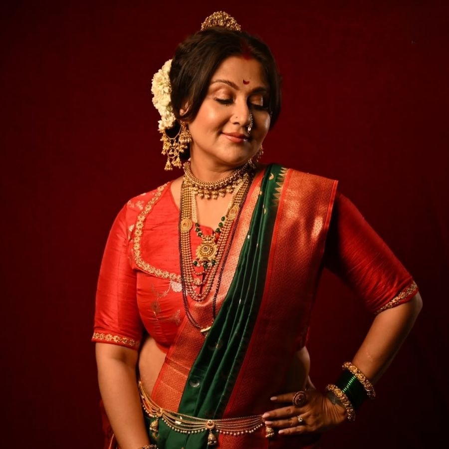 অনুরাগীদের মতে , তাঁর এই লুক দেখে মনে হচ্ছে যেন সৌন্দর্যের এক অপ্সরা নেমে এসেছেন মর্ত্যে। 