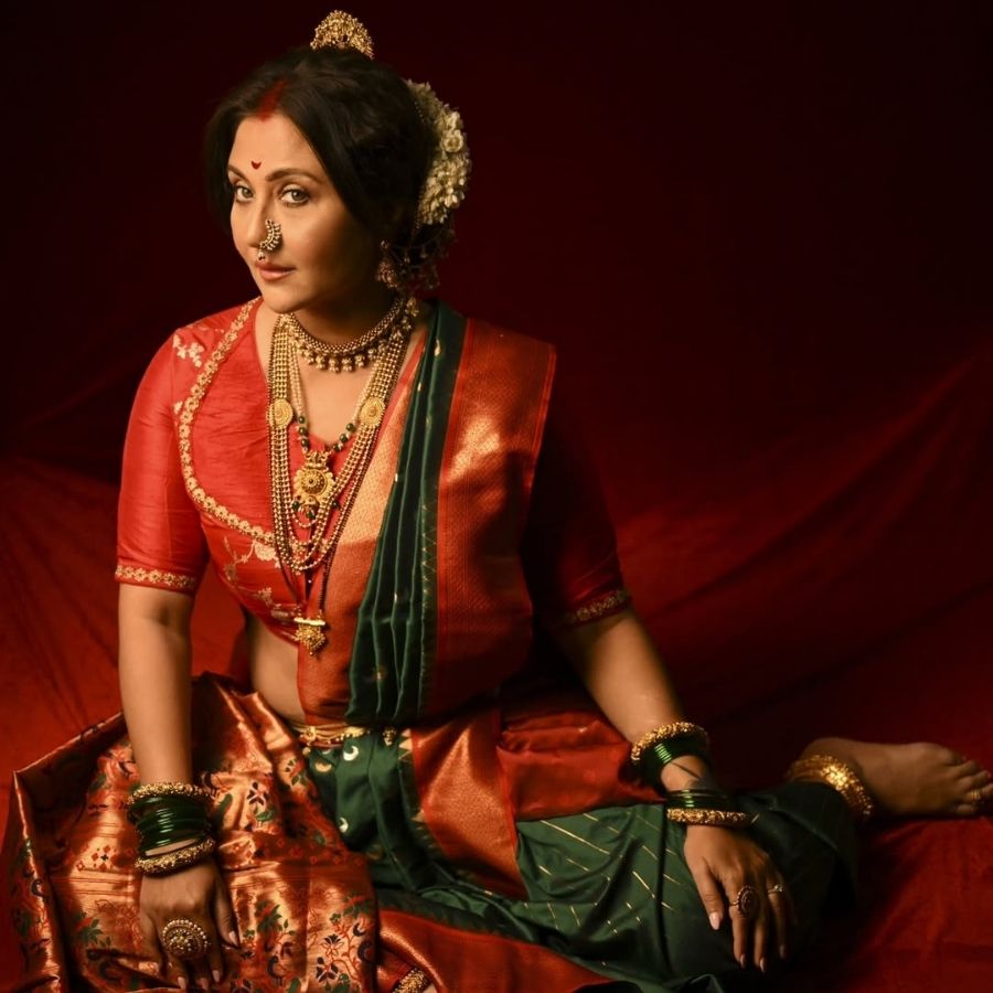 ওয়ার্ল্ড ফ্যাশন ডে-তে এমন একটি ব্যতিক্রমী ভাবনা তুলে ধরলেন, যা কেবল গ্ল্যামার নয়, দেশের শিল্প আর ঐতিহ্যের প্রতিও শ্রদ্ধা জানায়। ফ্যাশন যে কেবল আধুনিক বা বিদেশি ট্রেন্ডের মধ্যেই সীমাবদ্ধ নয়, বরং নিজেদের শেকড়ের মধ্যে যে আসল সৌন্দর্য লুকিয়ে আছে, স্বস্তিকা যেন সেটাই বুঝিয়ে দিলেন। (ফটোগ্রাফির দায়িত্বে ছিলেন দেবর্ষি সরকার। স্টাইলিং করেছেন দ্য গ্রুমিং কোম্পানি এবং অজোপা মুখোপাধ্যায়। হেয়ার অ্যান্ড মেকআপে ছিলেন নবীন। ব্লাউজের ডিজাইন দিয়েছেন পরমা। সহযোগিতায় ছিলেন কোনিল সরকার। গয়নায় সাজিয়েছেন ঝুলন দে। আর সম্পূর্ণ শুটের আবহ ফুটে উঠেছে পিকচার পি স্টুডিও-র লেন্সে।)  এই প্রতিবেদনটি ‘আনন্দ উৎসব’ ফিচারের একটি অংশ।