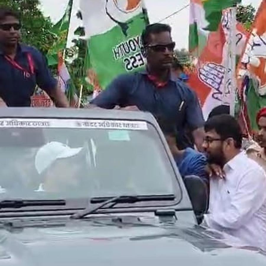 Bengal Youth congress leaders meet Rahul Gandhi in Bihar yatra, invites him to Bengal