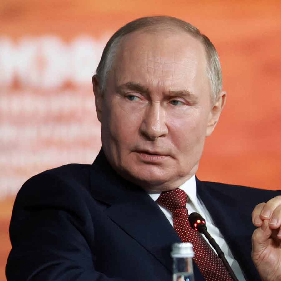 Donald Trump Sends US Warships and Nuclear Submarines Near Venezuela, Invasion Speculation Rises