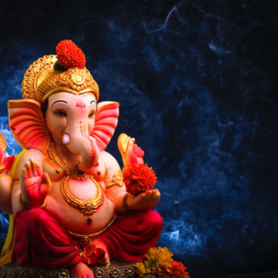 গণেশ স্থাপনের সময়ে যে যে ভুল গুলো করা চলবে না:  ১. ভাঙা বা ক্ষতিগ্রস্ত মূর্তি স্থাপন করবেন না – গণেশের কান, শুঁড় বা হাত ভাঙা থাকলে তা অশুভ বলে মনে করা হয়।