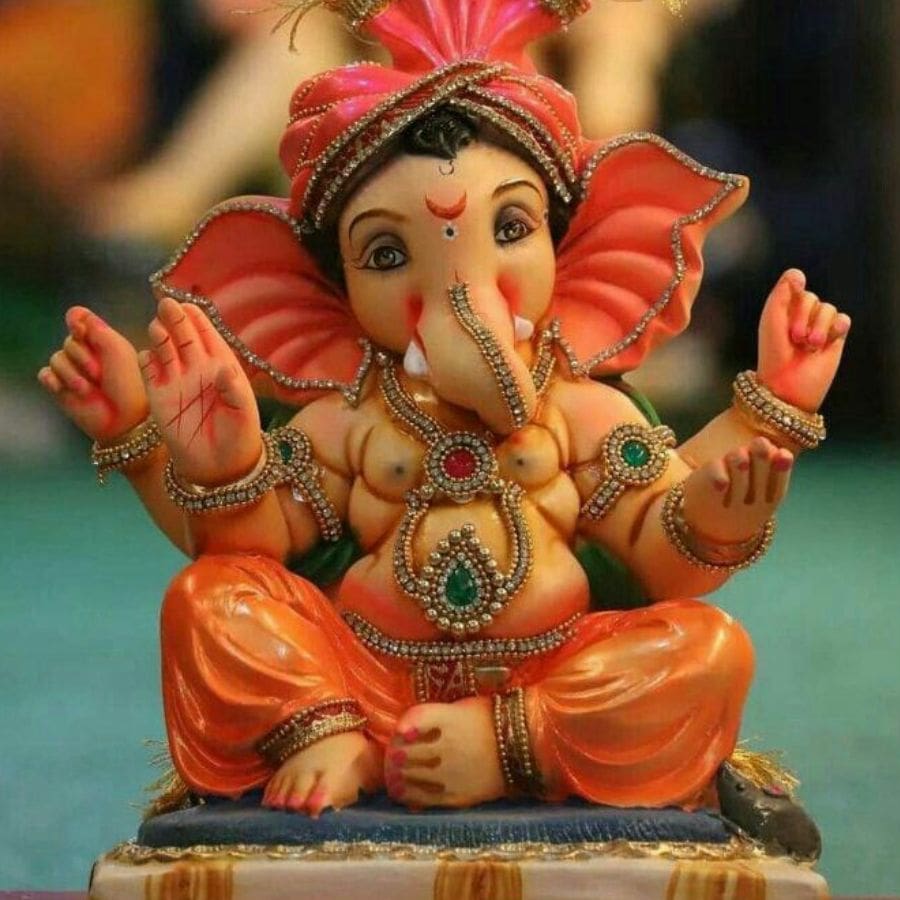 ২.পশ্চিমমুখী করে বসানো যাবে না – গণেশকে উত্তর বা পূর্বমুখী করে স্থাপন করা শ্রেয়।