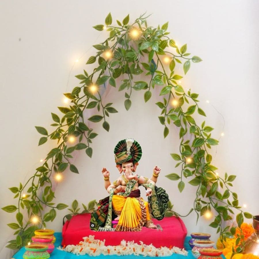 ৩.গণেশকে মাটিতে সরাসরি বসানো যাবে না – একটি কাঠের পাট বা আসনে লাল কাপড় বিছিয়ে তার উপরে বসাতে হবে।