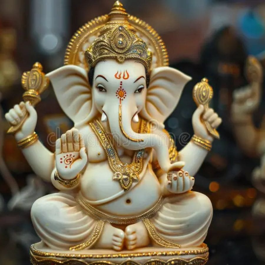  ৪.শুঁড় খেয়াল রাখুন – ঘরোয়া পুজোর জন্য গণেশের শুঁড় বাম দিকে থাকাই মঙ্গলজনক। ডান দিকের শুঁড়যুক্ত গণেশকে কঠোর নিয়মে পুজো করতে হয়।