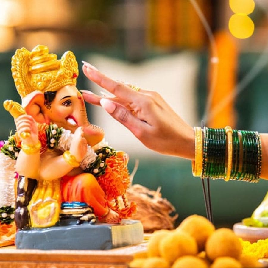 ৭.অশুদ্ধ মনে পুজো করা উচিত নয় – স্নান সেরে, পরিচ্ছন্ন পোশাকে, শান্ত মনে পুজো করা শ্রেয়।