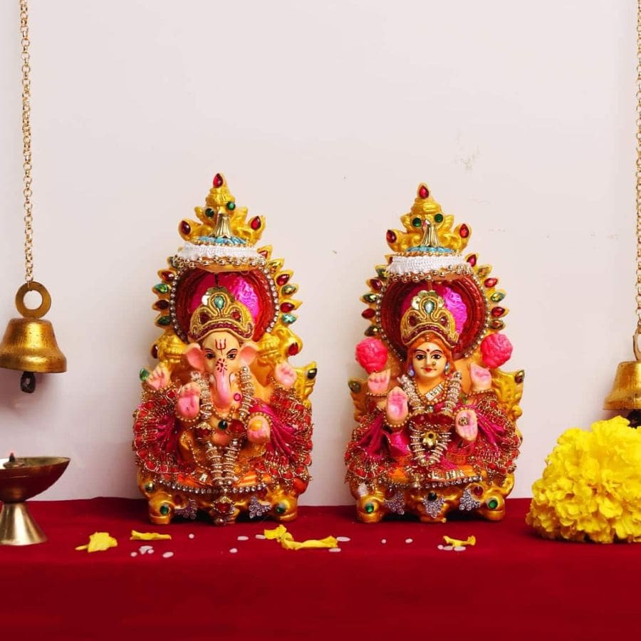 ৯.গণেশকে একা রাখা উচিত নয় – সাধারণত গণেশ মূর্তির সঙ্গে মা লক্ষ্মী ও মা সরস্বতীর উপস্থিতিও শুভ মনে করা হয়।