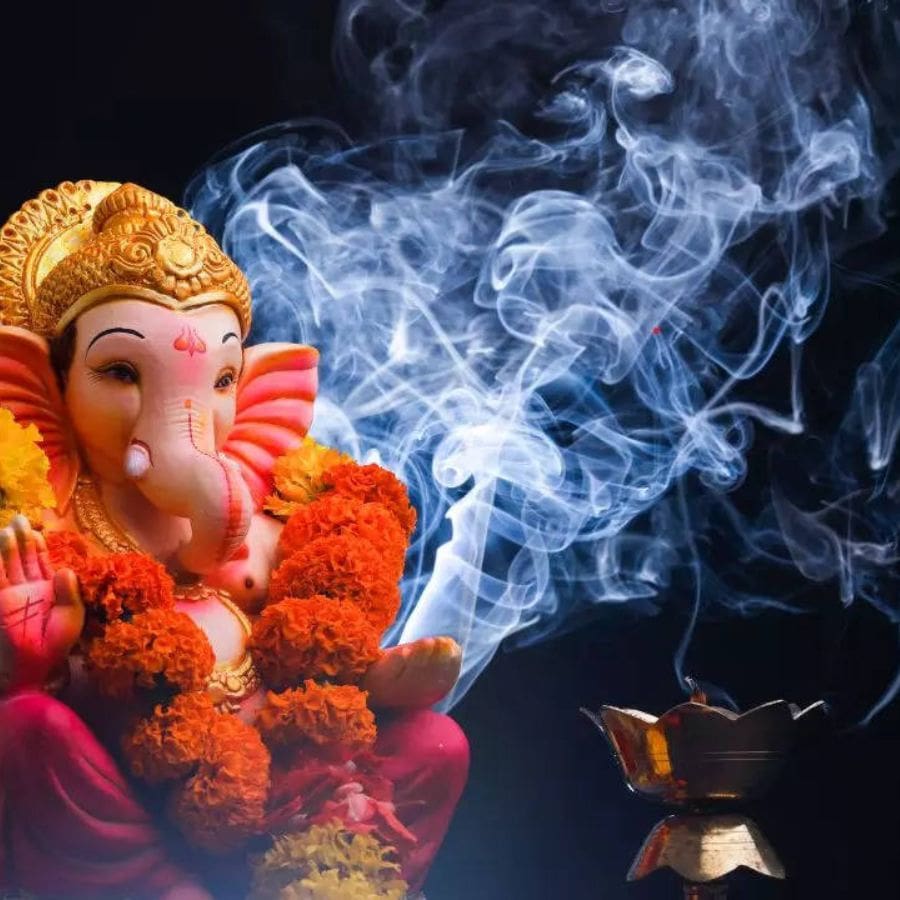 ১০. দুধ দিয়ে অভিষেক না করা – অনেকেই ভুল করে দুধ ঢালেন, কিন্তু মাটির মূর্তিতে জল বা দুধ দেওয়া উচিত নয়। কেবল ফুল, দূর্বা, মিষ্টি অর্পণ করাই শ্রেয়।  (এই প্রতিবেদনটি 'আনন্দ উৎসব' ফিচারের একটি অংশ)।