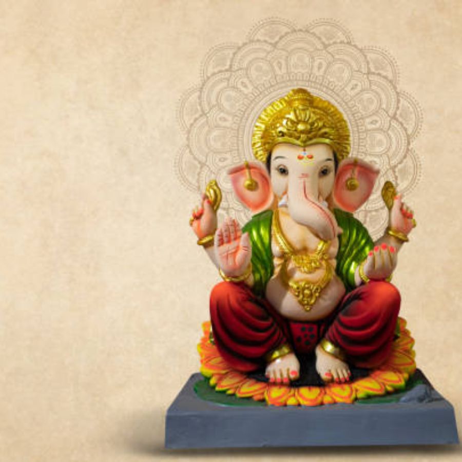 ৮.অসমান আসনে বসানো যাবে না – মূর্তিকে সব সময়ে সমান, স্থিতিশীল আসনে বসাতে হবে।