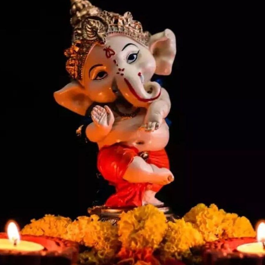 গণেশ চতুর্থীর দিন যা যা করবেন- ১. গণেশ চতুর্থীর দিন বাড়িতে অবশ্যই গণেশ পুজো করবেন। যদি সম্ভব হয়, গণেশ মন্ত্র পাঠ করতে পারেন। এতে ঘরে অশুভ শক্তি প্রবেশ করতে পারে না। শুভ শক্তির সঞ্চয় হয়।