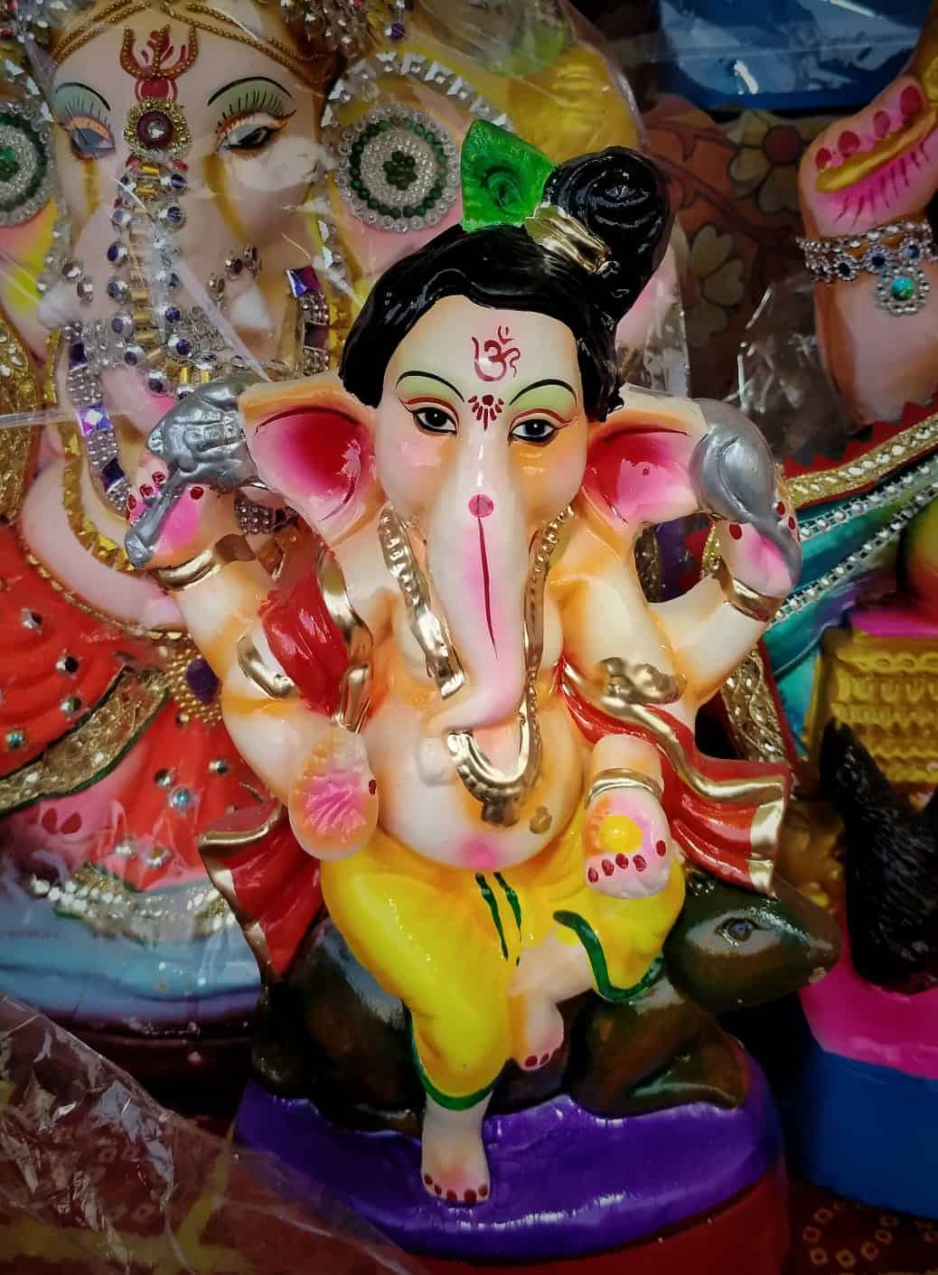 ছোট সাইজের মধ্যে এমন একটা গণেশ মূর্তি এনে কিন্তু এ বার পুজো করতেই পারেন। 