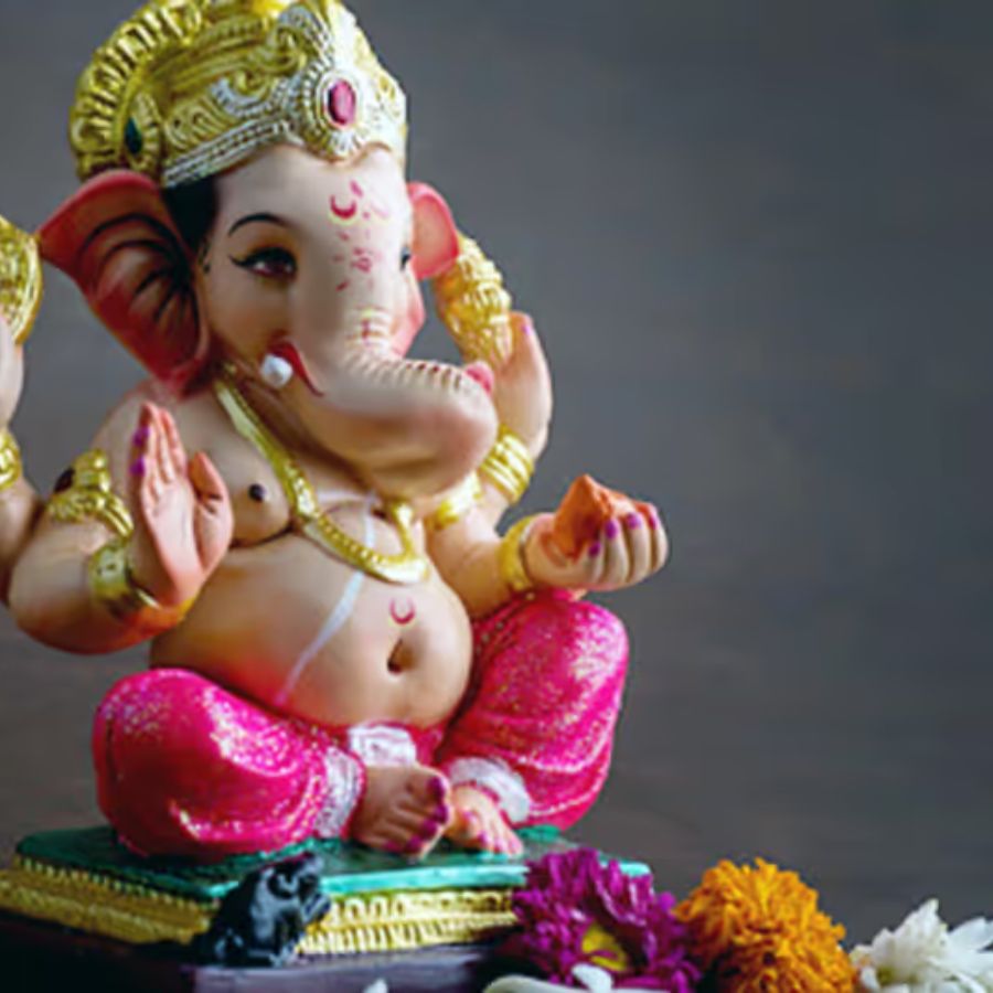২.গণেশ মূর্তি স্থাপন – ঘরের উত্তর-পূর্ব কোণে বা পুজোর ঘরে গণেশকে বসান।