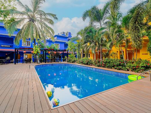 গোয়ায় গিয়ে নিরাপদে থাকার জন্য অনলাইন রেটিং ও রিভিউ দেখে হোটেল বা রিসর্ট বুক করুন। যে সমস্ত হোটেলে ২৪/৭ নিরাপত্তা ব্যবস্থা, সিসিটিভি নজরদারি এবং সুরক্ষিত প্রবেশ বা বাহির-পথ রয়েছে, সেগুলিকেই অগ্রাধিকার দিন। অনেক অনলাইন বুকিং সাইটে 'উইমেন ফ্রেন্ডলি' ফিল্টারও থাকে, সেগুলি ব্যবহার করতে পারেন।