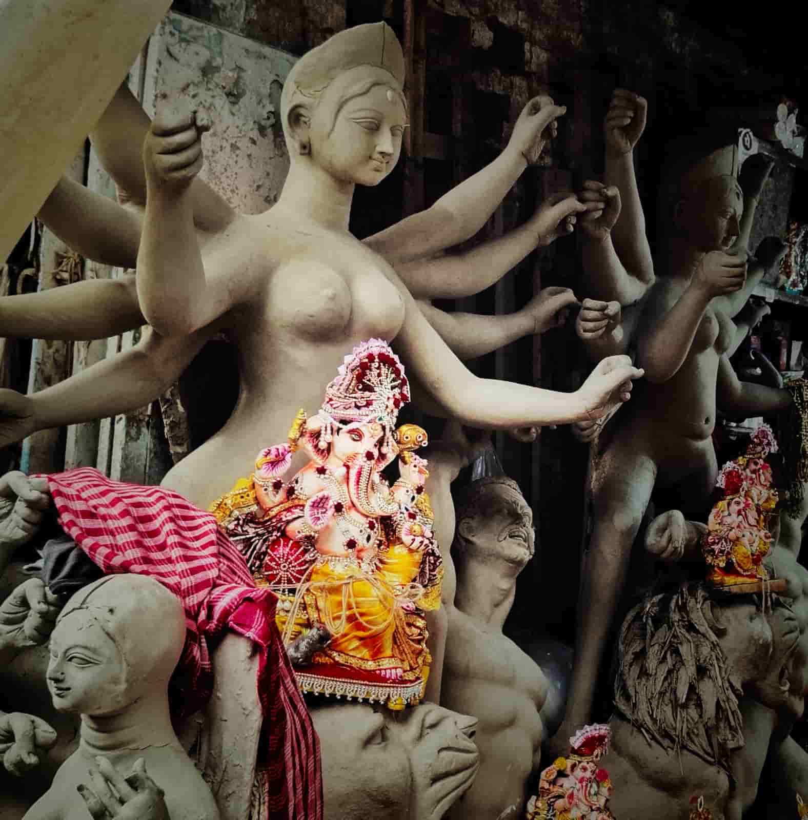 'মা'য়ের আগমন বার্তা যে গণেশই বয়ে আনেন। তাই মায়ের কোলে বসেই যেন সেই বার্তা দিচ্ছেন সিদ্ধিদাতা। 