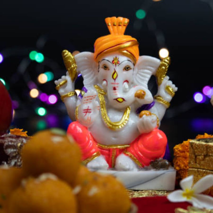 ৪.প্রিয় নৈবেদ্য নিবেদন – গণেশের প্রিয় মোদক, লাড্ডু, নারকেলের নাড়ু, দূর্বা ঘাস, লাল ফুল অবশ্যই নিবেদন করুন। বিশেষত ২১টি দূর্বা ঘাস অর্পণ করলে গণেশ খুব খুশি হন।