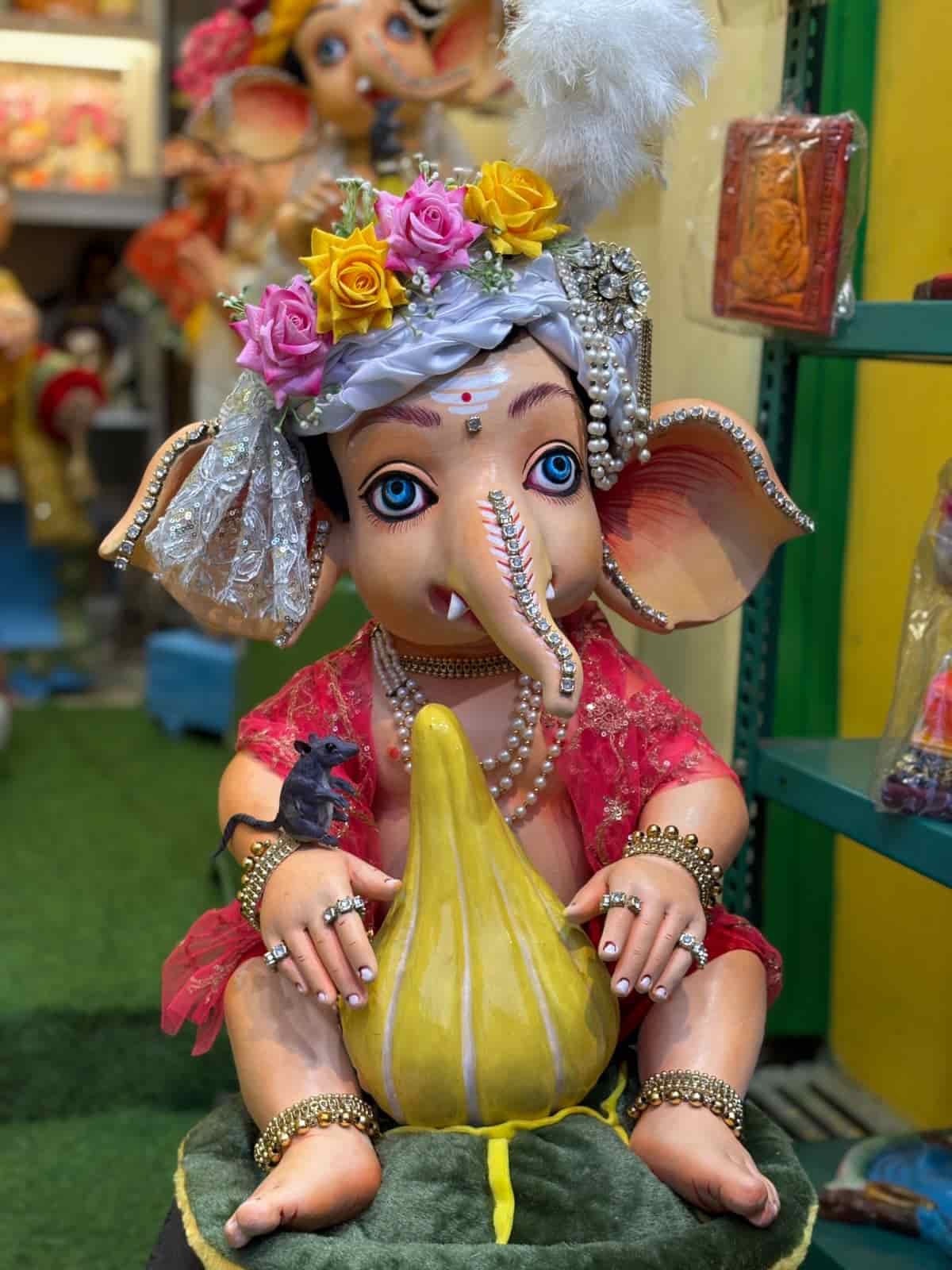 কচ্ছপের উপর বসে গণেশ! তাও আবার সামনে রাখা পেল্লাই সাইজের মোদক। 