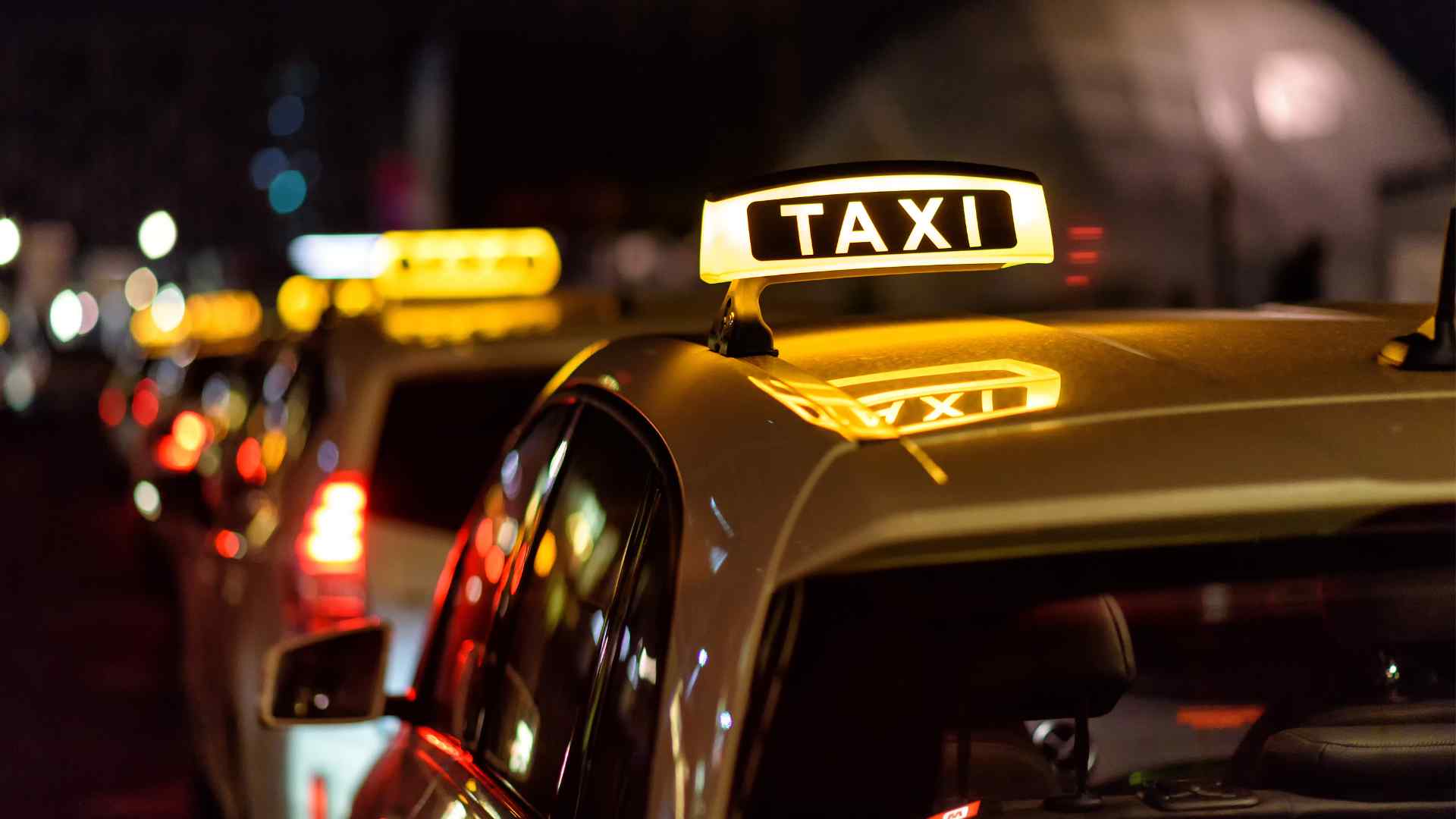 রাতে বা দীর্ঘ দূরত্বে যাতায়াতের জন্য সংশ্লিষ্ট হোটেলের নিজস্ব ট্যাক্সি বুক করা সব থেকে ভাল। এটি তুলনামূলক ভাবে বেশি নিরাপদ এবং নির্ভরযোগ্য।