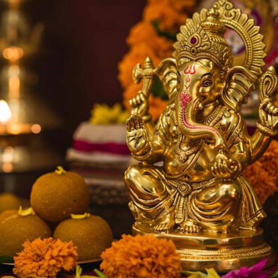 ৫.প্রথমে গণেশের পূজা – এই দিনে অন্য দেবতার পুজোর আগেই গণেশের আরাধনা করুন। গণেশকে সুন্দর করে ফুল ও দূর্বা দিয়ে সাজিয়ে পুজো করুন। এতে সিদ্ধিদাতার আশীর্বাদ লাভ করবেন।