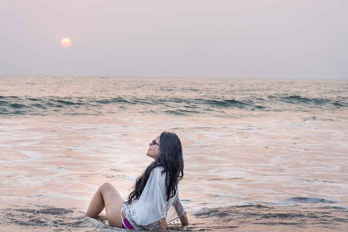 গোয়ার সবচেয়ে জনপ্রিয় সৈকত হল, ক্যালাঙ্গুট ও বাগা। সারা দিনই এখানে প্রচুর মানুষের আনাগোনা থাকে। তাই এই সাগরতটগুলি মেয়েদের দলের জন্য খুবই নিরাপদ। এখানকার বিচ শ্যাক এবং ওয়াটার স্পোর্টস উপভোগ করতে পারেন নিশ্চিন্তে।