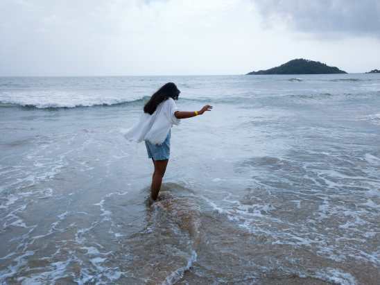 যদি শান্ত ও নির্জন পরিবেশে সময় কাটাতে চান, তবে দক্ষিণ গোয়ার সৈকতগুলি আপনাদের জন্য সেরা হতে পারে। পালোলেম ও বেনোলিম বিচ তাদের প্রাকৃতিক সৌন্দর্যের জন্য পরিচিত এবং এখানে ভিড় তুলনামূলক ভাবে কম থাকে, যা স্বচ্ছন্দে ভ্রমণের উপযুক্ত।