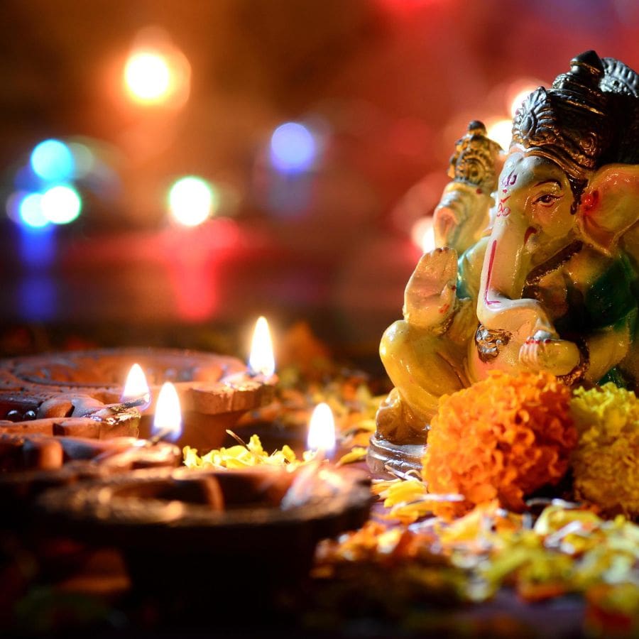 ৭. আরতি ও প্রার্থনা – সন্ধ্যায় প্রদীপ জ্বালিয়ে গণেশ আরতি করুন এবং পরিবারের কল্যাণ কামনা করুন।