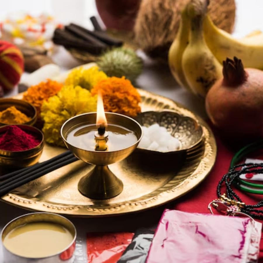 ৮.ঠাকুরের আসন: ঠাকুরের আসন বা সিংহাসন পূর্ব বা উত্তর দিকে রাখতে হবে। গণেশ মূর্তি স্থাপনের পরে সেই মূর্তির দুই দিকে একটি করে সুপুরি কমলা সিঁদুর মাখিয়ে রাখতে হবে।