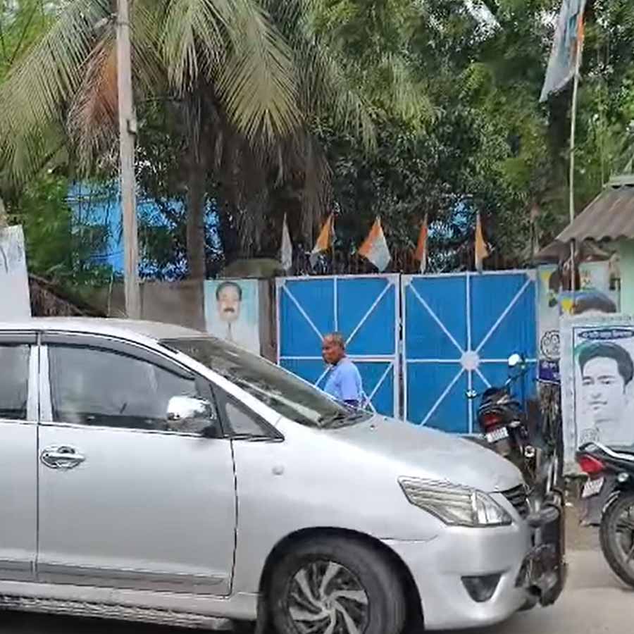 জীবনকৃষ্ণ সাহার বাড়ির সামনে ইডির গাড়ি। সোমবার সকালে।