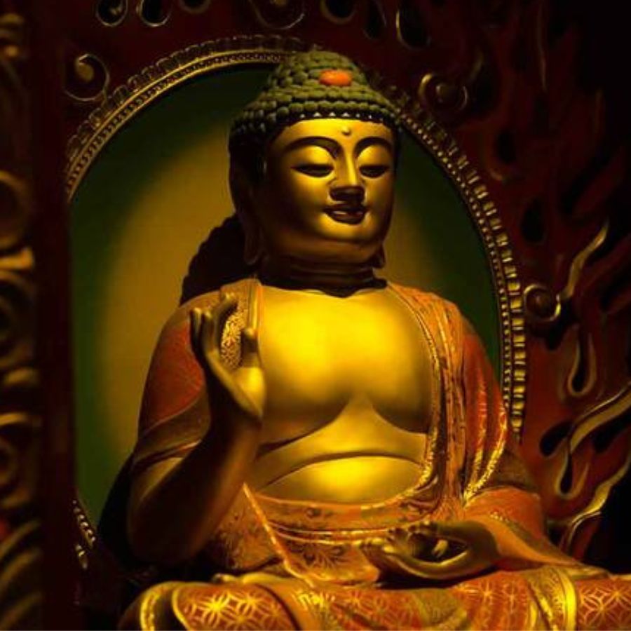 বাড়িতে বুদ্ধ মূর্তি থাকলে, তা যদি বাস্তুশাস্ত্র মেনে সঠিক ভাবে স্থাপন করা হয়, তা হলে অত্যন্ত শুভ ফলদায়ক হতে পারে। জেনে নিন কোথায় ও কী ভাবে বুদ্ধ মূর্তি রাখলে আপনার বাড়িতে সুখ-সমৃদ্ধির আগমন ঘটবে।  