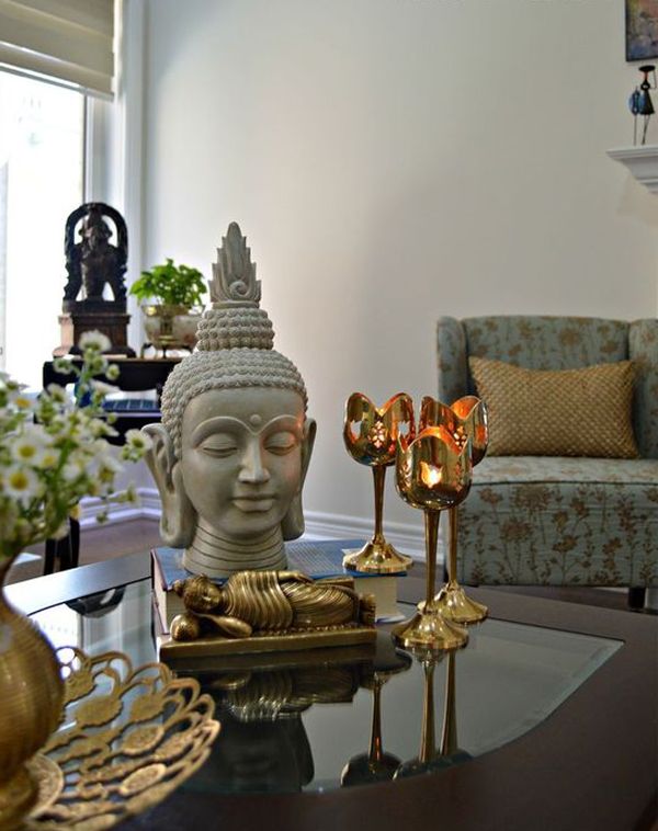 বসার ঘরের প্রধান আকর্ষণ হিসাবে বুদ্ধ মূর্তি রাখতে পারেন। এমন জায়গায় রাখুন, যেখানে এটি সহজেই চোখে পড়ে এবং অতিথিদের নজর কাড়ে। এটি বাড়িতে এক শান্ত ও সৌহার্দ্যপূর্ণ পরিবেশ তৈরি করবে।
