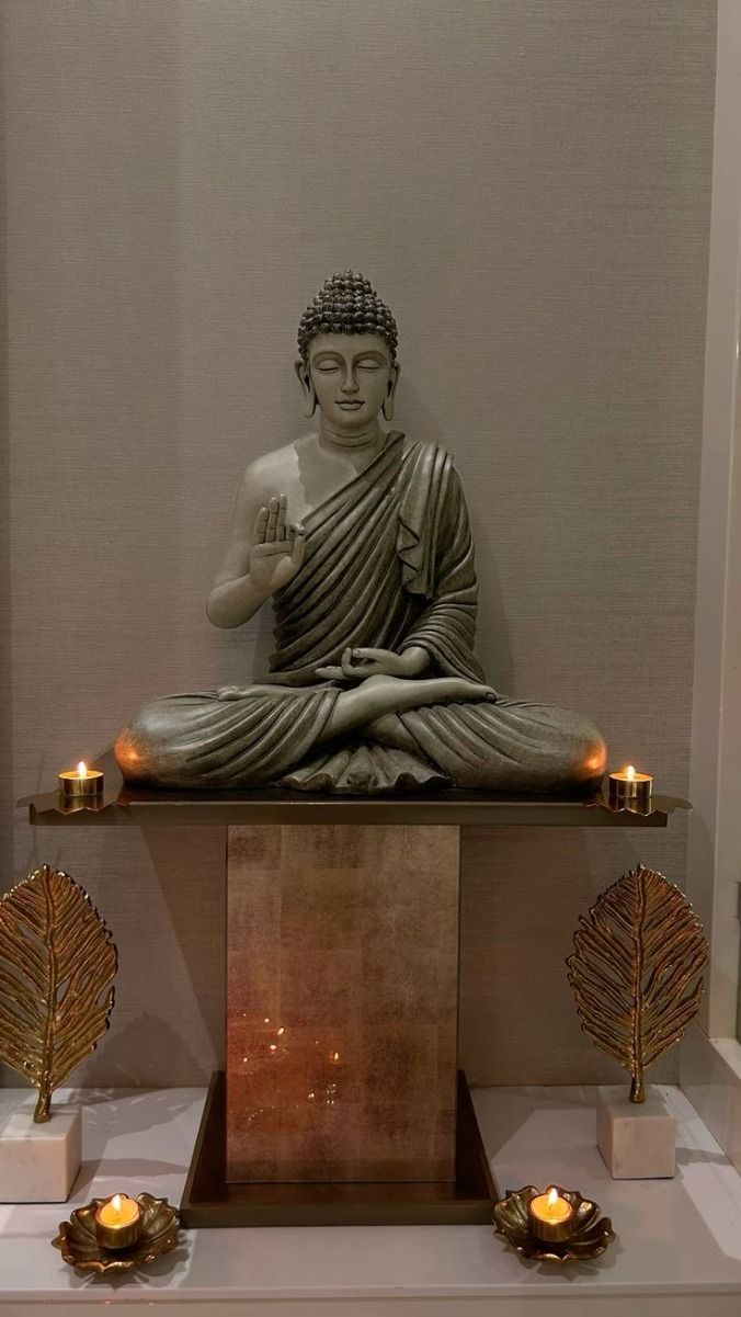 ধ্যানরত বুদ্ধের মূর্তি বাড়িতে স্থিরতা বজায় রাখে। এই ধরনের মূর্তি ঠাকুরঘর বা ধ্যান করার জায়গায় রাখা সবচেয়ে ভাল। এটি মন শান্ত রাখতে সাহায্য করে।