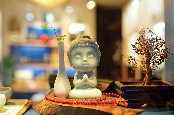 স্টাডি রুমে বা কর্মক্ষেত্রে বুদ্ধ মূর্তি রাখলে তা মনোযোগ বৃদ্ধি করে এবং মনকে শান্ত রাখে। এটি কর্মক্ষেত্রে সাফল্যের পথ খুলে দেয়। পড়াশোনার টেবিলের উপরে বা তার কাছে মূর্তিটি রাখুন।